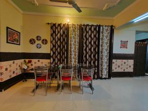 钱德加尔新昌迪加尔度假屋的一间带桌椅的用餐室