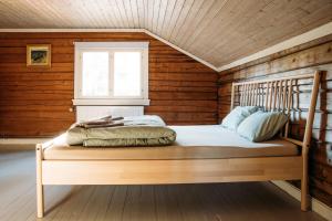 伯Breiva Gjestegaard og Glamping的木制客房的一张床位,设有窗户