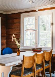 伯Breiva Gjestegaard og Glamping的一间带木桌和椅子的用餐室