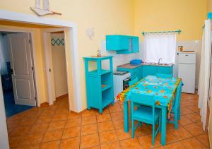 马约城Villa Atum. Stella Maris Exclusive的厨房配有蓝色橱柜和桌子
