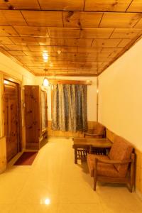 马拉里Vivaan Stays -Holiday Home International的带沙发和木制天花板的客厅