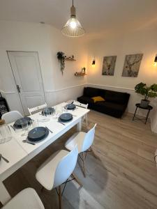 巴涅尔德比戈尔Appartement spacieux - proche centre et therme的客厅配有白色的桌子和椅子