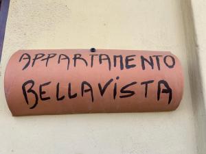 萨兰Appartamento Bellavista的墙上的粉红色标志,上面写着
