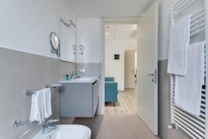 切尔维亚Elegance Suite Apartments的一间带水槽和卫生间的浴室