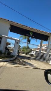 布拉干萨-保利斯塔Apto com estacionamento, piscina e churrasqueira的建筑前的大门,有栅栏