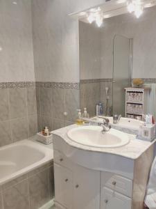 LanzahitaChalet en Valle del Tietar的白色的浴室设有水槽、浴缸和浴缸。