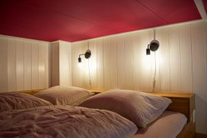 兹沃勒Drostenstraat 5的一间卧室配有两张床,墙上有两盏灯