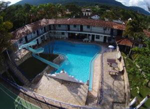 蒂拉登特斯Hotel Ponta do Morro的享有别墅内游泳池的顶部景致