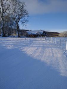 凯尔斯Loughcrew View Bed and Breakfast的雪覆盖的田野,围栏和房子