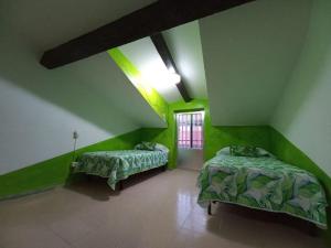 索蒂略德拉德拉达El Laberinto的绿色的客房设有两张床和窗户。