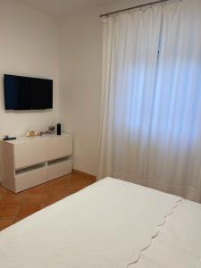 切列梅萨皮卡Da Ksenia的白色的客房设有电视和白色的床