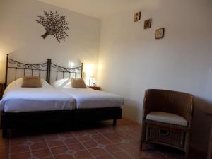 阿里纳斯B&B Casa Agradable的一间卧室配有两张床和椅子