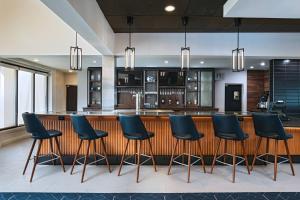 圣安东尼奥圣安东尼奥医学中心万豪万怡酒店的一间大厨房,内设带蓝色椅子的酒吧