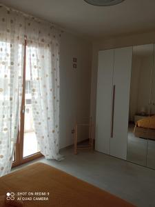 莫拉-迪巴里Carone home的一间卧室设有一张床和一个滑动玻璃门
