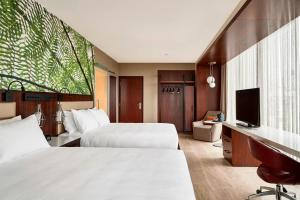 圣克鲁斯圣克鲁斯西拉万豪酒店的酒店客房设有两张床和一台平面电视。