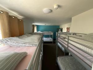 纽基Blue Room Hostel Newquay的一间设有三张双层床的客房