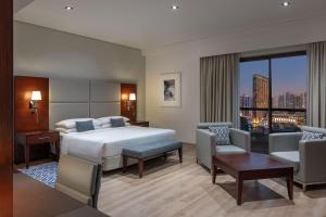 迪拜朱美拉海滩华美达广场酒店的酒店客房 - 带一张床,享有城市美景