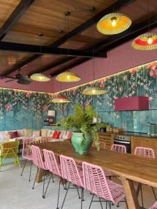 Castejón de MonegrosEl Jardin de Gala的用餐室配有大型木桌和粉红色椅子