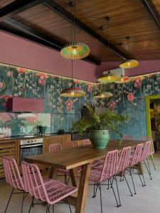 Castejón de MonegrosEl Jardin de Gala的用餐室配有木桌和粉红色椅子