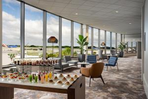 坦帕坦帕机场万豪酒店的大堂设有桌椅,备有饮品