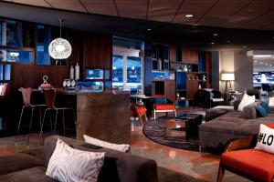 多伦多多伦多市中心万豪酒店 的带沙发的客厅和位于房间内的酒吧