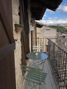 瓦德诺比斯Casa Nemesio, enclave y vistas excepcionales的房屋阳台的桌椅