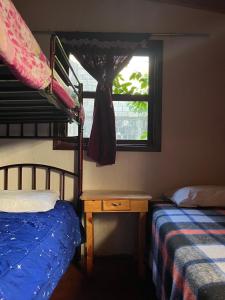 San Lucas TolimánCasa Qatzij - Guest House, Lake Atitlan的一间卧室设有两张双层床和一扇窗户。