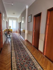 克雷尼察Zajazd Meran的走廊上铺着地毯,设有木门