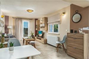 凯里翁狄奥尼修斯别墅公寓的客厅配有沙发和桌椅