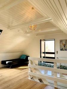 HårlevHus på 100 m2 ved skov的一间设有天花板的白色客房