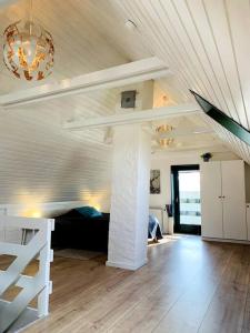 HårlevHus på 100 m2 ved skov的一间带床和拱形天花板的客厅