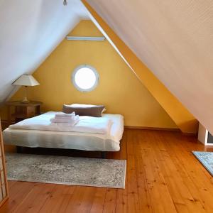 巴特黑雷纳尔布Villa Johanna的一间卧室设有一张床和一个窗口
