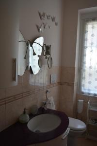 拉帕洛ilGirasole b&b的一间带水槽、卫生间和镜子的浴室