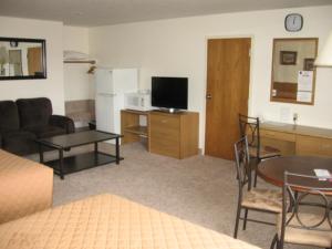 格林里弗Little Bear Motel的带沙发和桌子的客厅以及厨房。