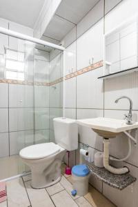 瓜鲁柳斯Pousada Guarulhos的一间带卫生间和水槽的浴室