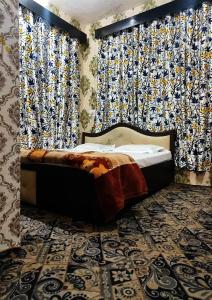斯利那加Fabulous Kashmir Srinagar的一间带床的卧室,位于带窗帘的房间