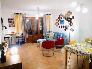 阿亚蒙特Marina Esuri Golf y Playa的客厅配有蓝色的沙发和红色的椅子