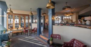 都柏林Metro Apartments Dublin Airport的餐厅设有酒吧,配有桌椅