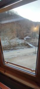 Crni VrhApartmani Prica的从窗户可欣赏到雪地的景色