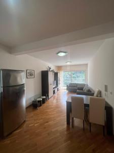 布德瓦Monterus apartment with sea view in Becici的厨房以及带桌子和冰箱的客厅。