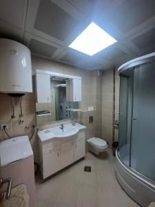 布德瓦Monterus apartment with sea view in Becici的一间带水槽、卫生间和天窗的浴室