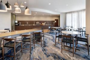 奥兰多酒店奥兰多奥科伊费尔菲尔德客栈及套房的大型用餐室配有桌椅
