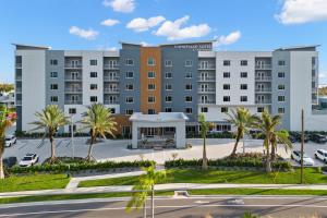 卡纳维拉尔角TownePlace Suites by Marriott Cape Canaveral Cocoa Beach的停车场酒店形象