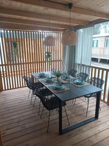 比奥格勒·纳·莫鲁Ana Mobile Home - Kamp Soline - Biograd na Moru的木制甲板上配有一张带椅子的蓝色桌子