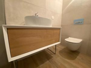 利尼亚诺萨比亚多罗BOUTIQUE HOME LIGNANO的一间带水槽和卫生间的浴室