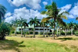 Saint MartinSeadream Paradise appartement vue piscine à 150m de la plage的一座棕榈树建筑