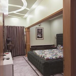 卡拉奇White Lotus Corporate Business Boutique的一间设有床铺和沙发的房间