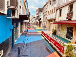 法兰西堡LOFT T2 en couleur en plein centre ville Fort-De-France Martinique的一条空的街道,建筑物两侧有色彩缤纷的油漆