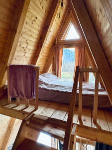 比耶洛波列The view的小木屋内的卧室,设有窗户