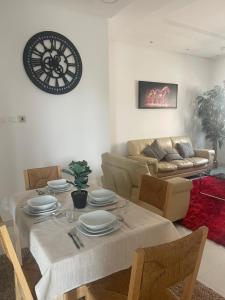 Al Qalah flats的客厅配有桌子和沙发